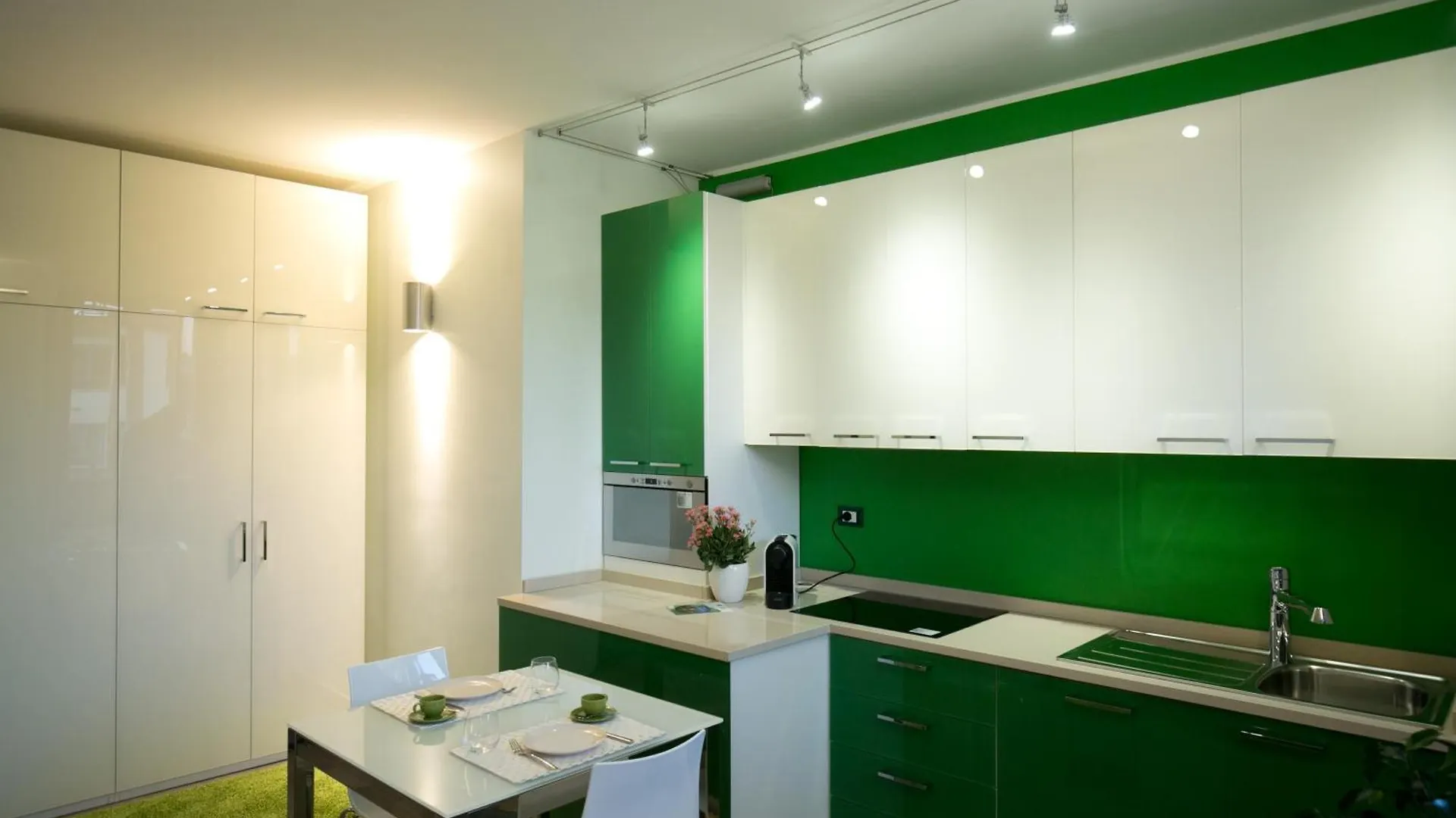 ** Hotel apartamentowy Versoverde Hotel Alzaia Naviglio Grande Mediolan Włochy