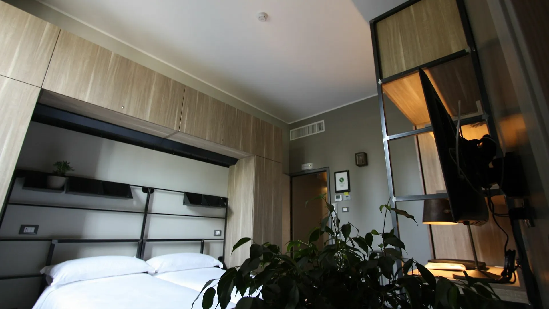 ** Апарт-отель Versoverde Hotel Alzaia Naviglio Grande Милан Италия